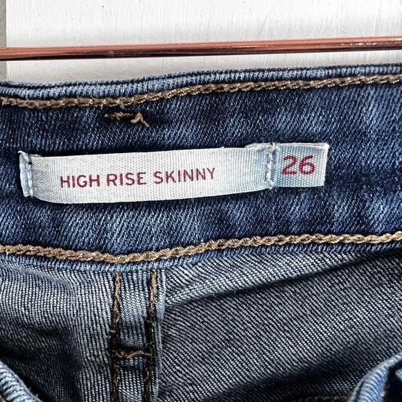 Levi’s high rise skinny jeans with raw hem size 26 in excellent condition - Picture 3 of 4